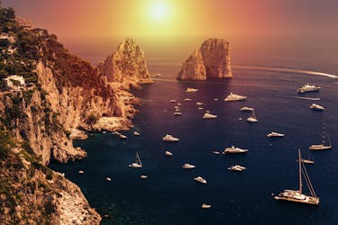 Twee uur durende boottocht bij zonsondergang rond Capri